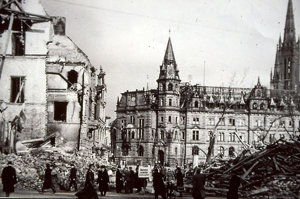 Rathaus in Trümmern 1945